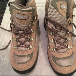 Columbia hiking shoes size 7